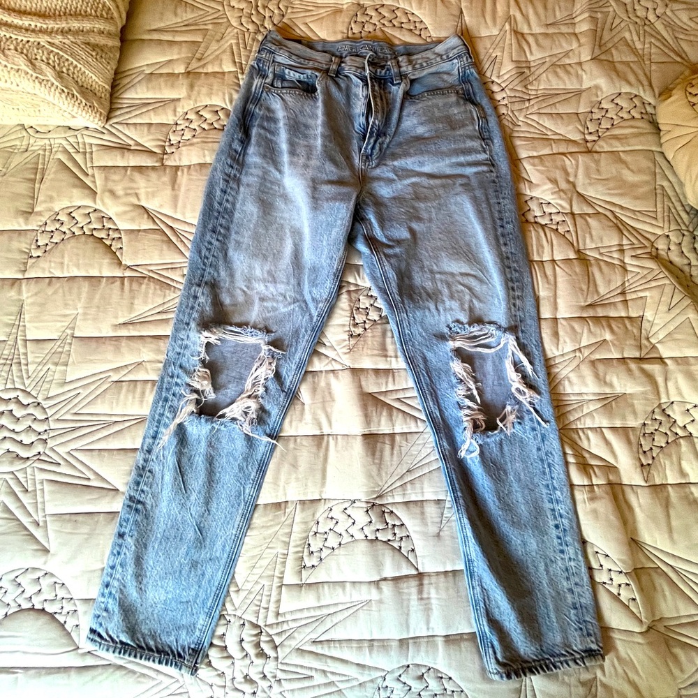 American Eagle high rise Blue Mom Jeans distressed size 6 standard